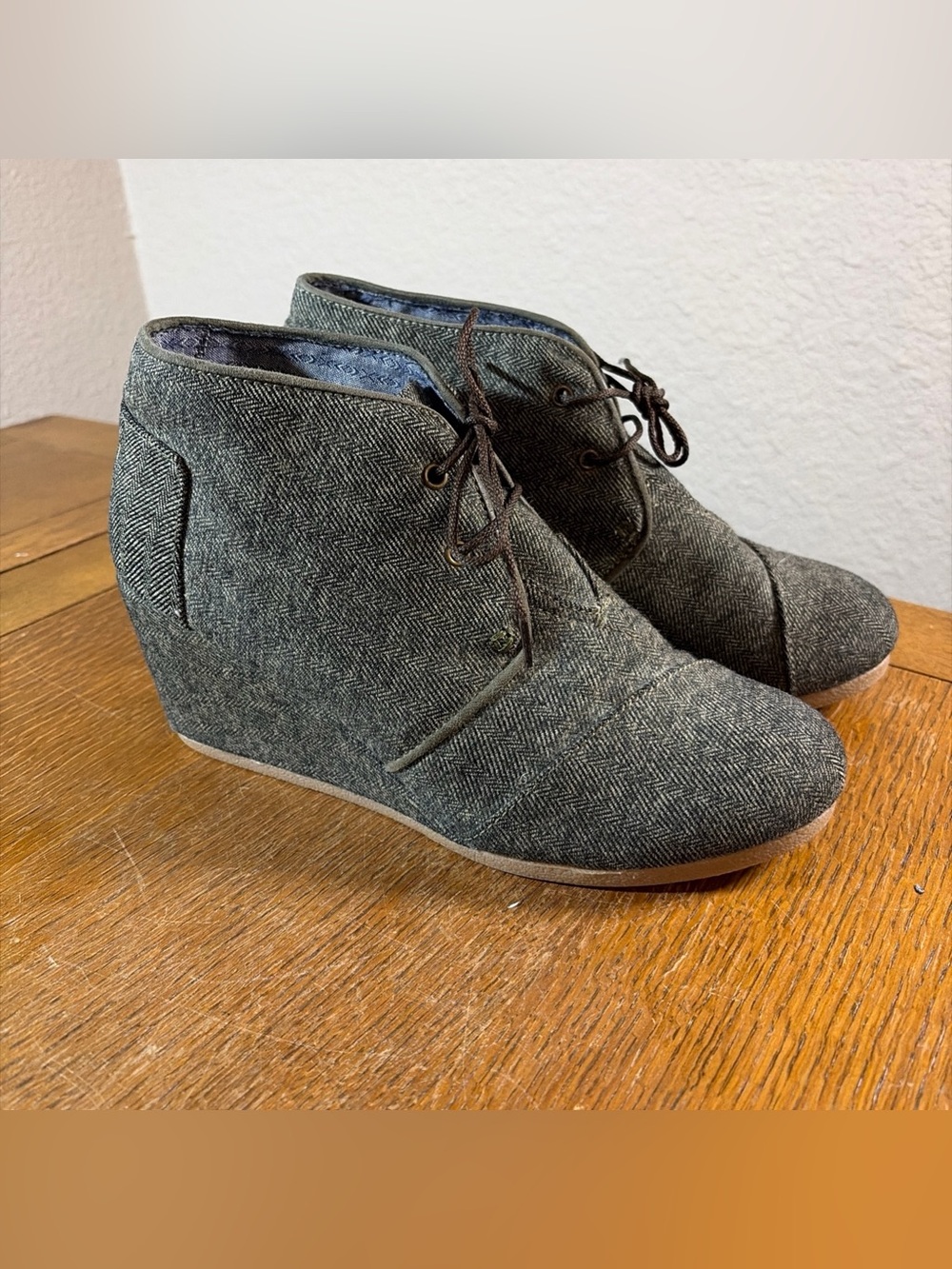 TOMS Boots Women’s Size 9 Desert Wedge Lace Up Ankle Bootie Green Fabric Casual